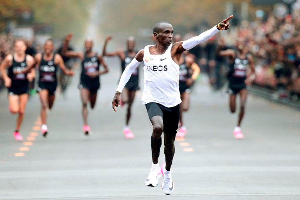 Kipchoge à l'arrivée du défi 01h59'